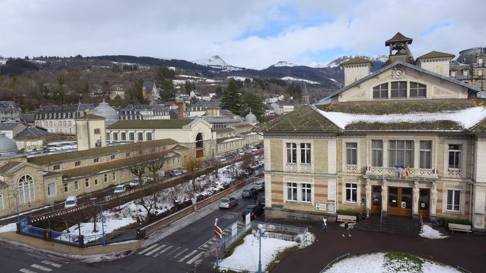 Vue de La Bourboule depuis l'appartement proposé en location saisonnière: Les Grands Thermes, l'Office de Tourisme, La Dordogne, la Banne d'Ordanche